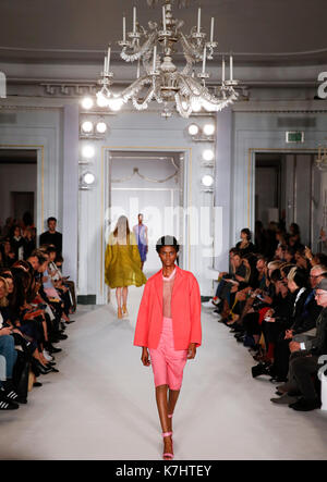 London, Großbritannien. 16 Sep, 2017. Modelle Kreationen von Jasper Conran Kollektion Frühjahr/Sommer 2018 während der London Fashion Week in London, Britain on Sept. 16, 2017. Credit: Han Yan/Xinhua/Alamy leben Nachrichten Stockfoto