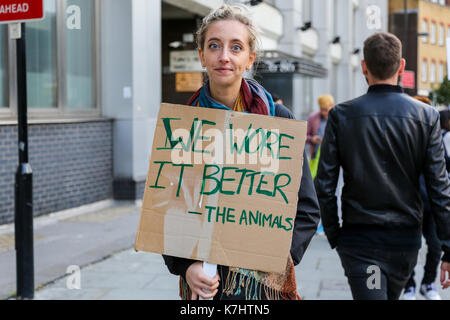 London, Großbritannien. 16. September, 2017. Die anti Pelz Gruppe machten sich auf den Weg von der Waterloo Station treffen zu einem privaten Gareth Pugh Show am BFI IMAX-Kino, bevor sie auf der privaten Burberry in Clerkenwell. Animal Rights Campaign group SURGE Protest gegen London Fashion Week 2017 weiterhin eine Pro - Fell Haltung. Trotz der vielen großen Labels wie Armani, Stella McCartney, Calvin Klein und Vivienne Westwood missbilligenden Fell, London Fashion Week ist auch weiterhin der größte Plattform für Pelz in England zu bieten - obwohl Fell ist illegal in diesem Land zu produzieren. Penelope Barritt/Alamy leben Nachrichten Stockfoto