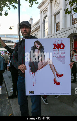 London, Großbritannien. 16. September, 2017. Die anti Pelz Gruppe machten sich auf den Weg von der Waterloo Station treffen zu einem privaten Gareth Pugh Show am BFI IMAX-Kino, bevor sie auf der privaten Burberry in Clerkenwell. Animal Rights Campaign group SURGE Protest gegen London Fashion Week 2017 weiterhin eine Pro - Fell Haltung. Trotz der vielen großen Labels wie Armani, Stella McCartney, Calvin Klein und Vivienne Westwood missbilligenden Fell, London Fashion Week ist auch weiterhin der größte Plattform für Pelz in England zu bieten - obwohl Fell ist illegal in diesem Land zu produzieren. Penelope Barritt/Alamy leben Nachrichten Stockfoto