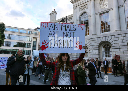 London, Großbritannien. 16. September, 2017. Die anti Pelz Gruppe machten sich auf den Weg von der Waterloo Station treffen zu einem privaten Gareth Pugh Show am BFI IMAX-Kino, bevor sie auf der privaten Burberry in Clerkenwell. Animal Rights Campaign group SURGE Protest gegen London Fashion Week 2017 weiterhin eine Pro - Fell Haltung. Trotz der vielen großen Labels wie Armani, Stella McCartney, Calvin Klein und Vivienne Westwood missbilligenden Fell, London Fashion Week ist auch weiterhin der größte Plattform für Pelz in England zu bieten - obwohl Fell ist illegal in diesem Land zu produzieren. Penelope Barritt/Alamy leben Nachrichten Stockfoto
