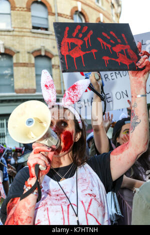 London, Großbritannien. 16. September, 2017. Die anti Pelz Gruppe machten sich auf den Weg von der Waterloo Station treffen zu einem privaten Gareth Pugh Show am BFI IMAX-Kino, bevor sie auf der privaten Burberry in Clerkenwell. Animal Rights Campaign group SURGE Protest gegen London Fashion Week 2017 weiterhin eine Pro - Fell Haltung. Trotz der vielen großen Labels wie Armani, Stella McCartney, Calvin Klein und Vivienne Westwood missbilligenden Fell, London Fashion Week ist auch weiterhin der größte Plattform für Pelz in England zu bieten - obwohl Fell ist illegal in diesem Land zu produzieren. Penelope Barritt/Alamy leben Nachrichten Stockfoto