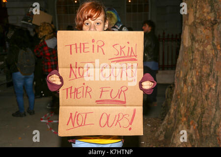 London, Großbritannien. 16. September, 2017. Die anti Pelz Gruppe machten sich auf den Weg von der Waterloo Station treffen zu einem privaten Gareth Pugh Show am BFI IMAX-Kino, bevor sie auf der privaten Burberry in Clerkenwell. Animal Rights Campaign group SURGE Protest gegen London Fashion Week 2017 weiterhin eine Pro - Fell Haltung. Trotz der vielen großen Labels wie Armani, Stella McCartney, Calvin Klein und Vivienne Westwood missbilligenden Fell, London Fashion Week ist auch weiterhin der größte Plattform für Pelz in England zu bieten - obwohl Fell ist illegal in diesem Land zu produzieren. Penelope Barritt/Alamy leben Nachrichten Stockfoto