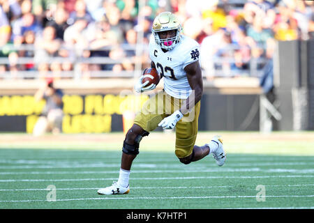 Alumni Stadium. 16 Sep, 2017. MA, USA; Notre Dame Fighting Irish zurück läuft, Josh Adams (33) läuft mit dem Ball in der ersten Hälfte des NCAA Football Spiel zwischen Notre Dame Fighting Irish und Boston College Eagles unter Alumni Stadium. Anthony Nesmith/CSM/Alamy leben Nachrichten Stockfoto