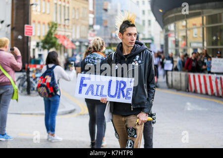 London, Großbritannien. 16. September, 2017. Die anti Pelz Gruppe machten sich auf den Weg von der Waterloo Station treffen zu einem privaten Gareth Pugh Show am BFI IMAX-Kino, bevor sie auf der privaten Burberry in Clerkenwell. Animal Rights Campaign group SURGE Protest gegen London Fashion Week 2017 weiterhin eine Pro - Fell Haltung. Trotz der vielen großen Labels wie Armani, Stella McCartney, Calvin Klein und Vivienne Westwood missbilligenden Fell, London Fashion Week ist auch weiterhin der größte Plattform für Pelz in England zu bieten - obwohl Fell ist illegal in diesem Land zu produzieren. Penelope Barritt/Alamy leben Nachrichten Stockfoto