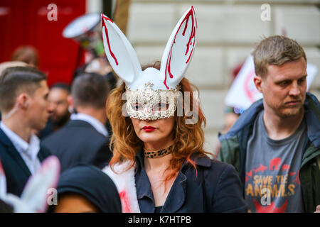 London, Großbritannien. 16. September, 2017. Die anti Pelz Gruppe machten sich auf den Weg von der Waterloo Station treffen zu einem privaten Gareth Pugh Show am BFI IMAX-Kino, bevor sie auf der privaten Burberry in Clerkenwell. Animal Rights Campaign group SURGE Protest gegen London Fashion Week 2017 weiterhin eine Pro - Fell Haltung. Trotz der vielen großen Labels wie Armani, Stella McCartney, Calvin Klein und Vivienne Westwood missbilligenden Fell, London Fashion Week ist auch weiterhin der größte Plattform für Pelz in England zu bieten - obwohl Fell ist illegal in diesem Land zu produzieren. Penelope Barritt/Alamy leben Nachrichten Stockfoto