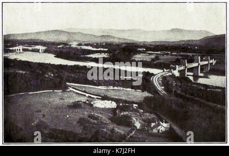 1914 Wales - die Menai Bridge mit der menai Strait Bridge im Hintergrund Stockfoto