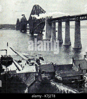 1914 - die Forth Bridge in Schottland mit einem Dampfzug Überfahrt auf der Fähre Ferry Terminal an der linken Unterseite des Bildes kommen. Stockfoto