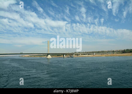 Die moderne Brücke über den Blauen Nil, in der Nähe von Aswan, Ägypten, Nordafrika, Afrika Stockfoto