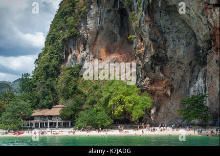 Touristen am Strand. Kalksteinfelsen von South Thailand Stockfoto