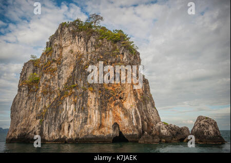 Inseln rund um die Phang Nga Bucht in der Andaman Sea, Thailand. Stockfoto