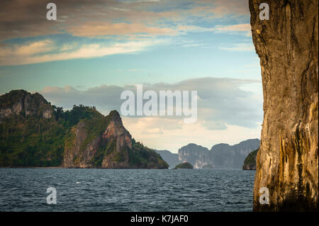 Inseln rund um die Phang Nga Bucht in der Andaman Sea, Thailand. Stockfoto