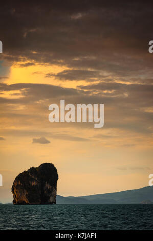 Sonnenuntergang über der Andaman Sea, Thailand. Stockfoto