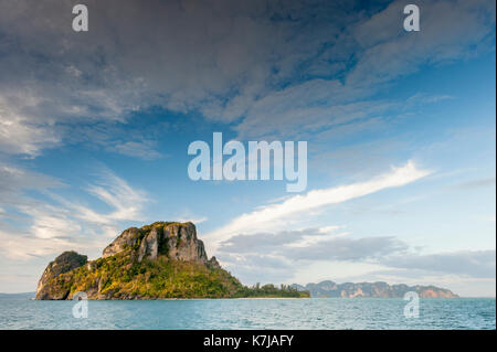 Inseln rund um die Phang Nga Bucht in der Andaman Sea, Thailand. Stockfoto