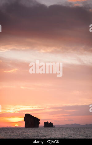 Sonnenuntergang über dem Meer, Thailand. Stockfoto