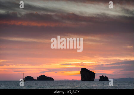 Sonnenuntergang über dem Meer, Thailand. Stockfoto