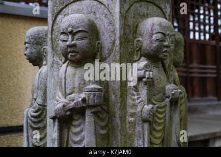 Tokio, Japan, 15. Mai 2017: Friedliche grauen Stein religiösen Buddha Statuen in Muryo-ji Tempel, Yoga Stockfoto