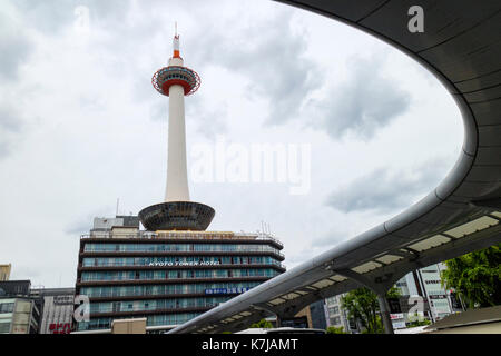 Kyoto, Japan - 16. Mai 2017: Kyoto Tower vom Kyoto Bahnhof Bus Terminal gesehen. Stockfoto