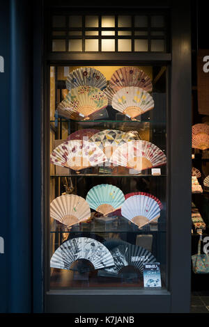 Kyoto, Japan - 16. Mai 2017: Schaufenster mit Traditionelle bunte Hand fans Stockfoto