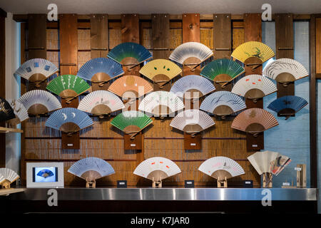 Kyoto, Japan - 17. Mai 2017: Schaufenster mit Traditionelle bunte Hand fans Stockfoto