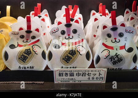 Kyoto, Japan - 17. Mai 2017: Traditionelle Happy Cat, Maneki Neko-, sac mit Süßigkeiten auf dem Nishiki Markt gefüllt als Souvenir Stockfoto