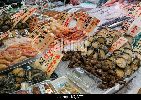 Kyoto, Japan - 17. Mai 2017: Vielfalt der Meeresfrüchte für den Verkauf auf dem Nishiki Markt Stockfoto