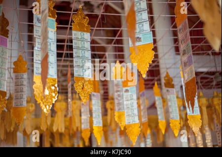 Geld hing von der Decke im Wat Chedi Luang Tempel in Chiang Mai, Thailand Stockfoto