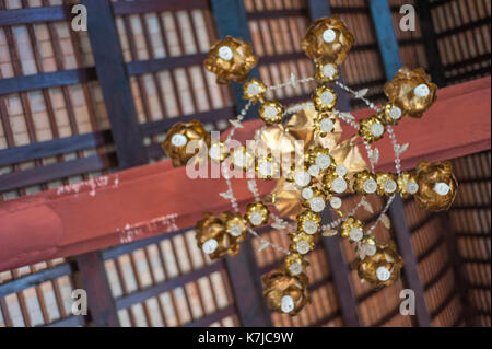 Kronleuchter im Wat Chedi Luang Tempel in Chiang Mai, Thailand Stockfoto