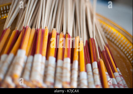 Weihrauch und Kerzen am Wat Chedi Luang Tempel in Chiang Mai, Thailand Stockfoto