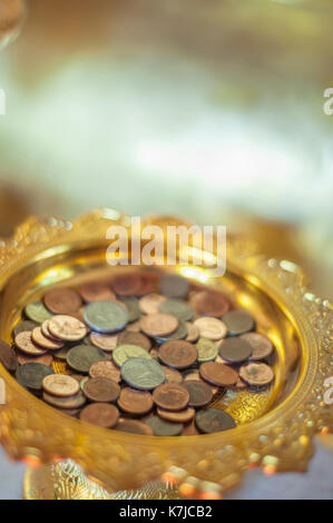 Spenden im Wat Chedi Luang Tempel in Chiang Mai, Thailand Stockfoto