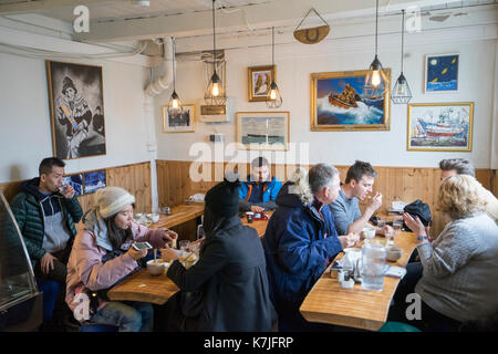 Touristen am Hafen von Saegreifinn (Sægreifinn) in Reykjavik, Island Stockfoto