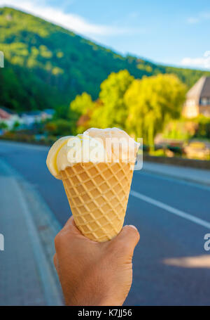 Hand mit Eis mit Cornet Stockfoto