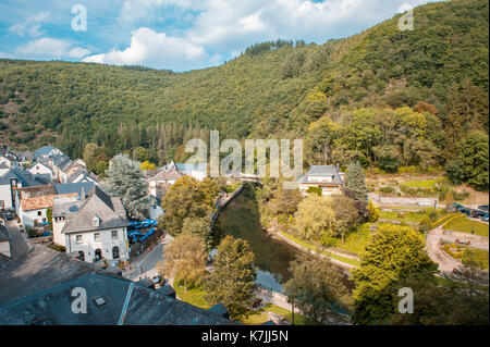 Fluss und die Häuser im Wald, Esch, Luxemburg Stockfoto