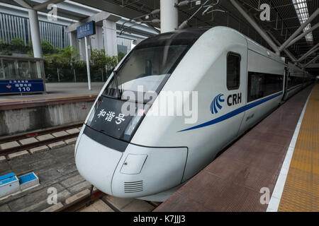 Shenzhen, China 13. April 2017: China Railway High-speed Train an Plattform von Shenzhen North Station Stockfoto
