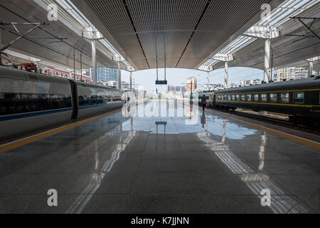 Xiamen, China - 16. April 2017: China Railway high-speed Train an Plattform von Xiamen Bahnhof Stockfoto