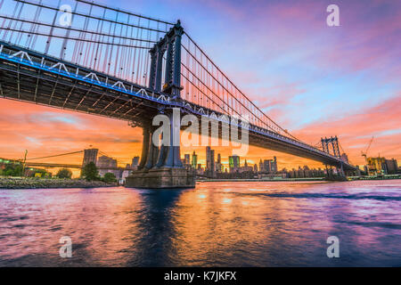 New York City, USA, an der Manhattan Bridge über den East River. Stockfoto