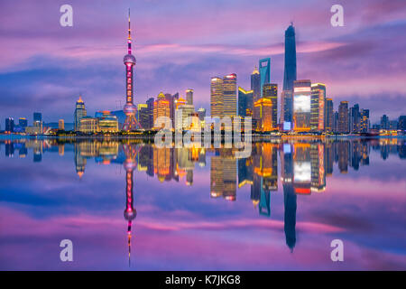 Shanghai, China Skyline der Stadt am Fluss Huangpu. Stockfoto