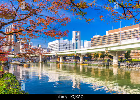 Osaka, Japan im Herbst auf die dojima River im Nakanoshima Bezirk. Stockfoto