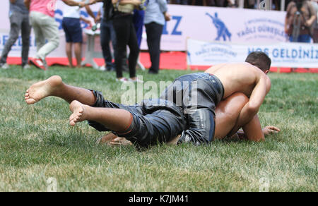 ISTANBUL, Türkei - 30. JULI 2017: Öl Ringkämpfer in Beylikduzu Öl wrestling Festival konkurrieren. Auch fett Öl wrestling Wrestling ist das Flugverbot fuer Stockfoto