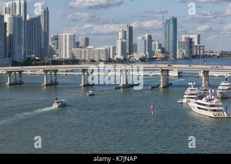 Yachten in der Nähe von Bridge in Biscayne Bay in Miami Stockfoto