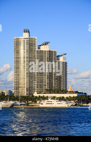 Moderne Eigentumswohnung Türme entlang Miami Beach Waterfront Stockfoto