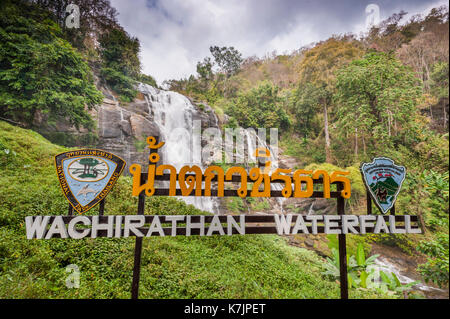 Wachirathan Falls (Diamond Creek Falls) und Wegweiser im Doi Inthanon National Park. Chom Thong District, Chiang Mai Province, Thailand, Südostasien Stockfoto