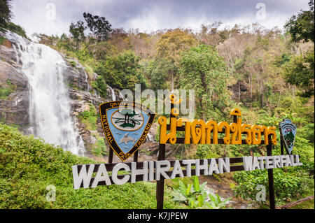 Wachirathan Falls (Diamond Creek Falls) und Wegweiser im Doi Inthanon National Park. Chom Thong District, Chiang Mai Province, Thailand, Südostasien Stockfoto