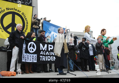 Foto muss Gutgeschrieben © Kate Grün/Alpha Presse 079965 27/02/2016 Plaid Cymru Leader Leanne Holz bin mit SNP Dr. Paul Monaghan MP an der CND-Kampagne für Nukleare Abrüstung Stop Trident Anti Nuclear März in London. Stockfoto