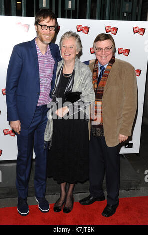 Foto muss Gutgeschrieben © Kate Grün/Alpha Presse 079965 06/01/2015 Stephen Merchant und Eltern Kerle und Puppen Drücken Sie die Taste Nacht Savoy Theatre London Stockfoto