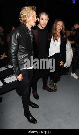 Foto muss Gutgeschrieben © Kate Grün/Alpha Presse 079965 08/01/2016 Dougie Poynter Nick Jonas und Chloe Green Topman Designs Fashion Show in London Sammlungen Männer Herbst Winter London 2016 Stockfoto