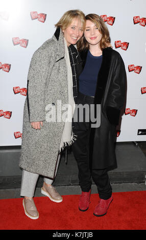 Foto muss Gutgeschrieben © Kate Grün/Alpha Presse 079965 06/01/2015 Emma Thompson und Tochter Gaia Wise Guys und Puppen Drücken Sie die Taste Nacht Savoy Theatre London Stockfoto
