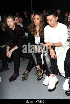 Foto muss Gutgeschrieben © Kate Grün/Alpha Presse 079965 08/01/2016 Nick Jonas und Chloe Green Topman Designs Fashion Show in London Sammlungen Männer Herbst Winter London 2016 Stockfoto