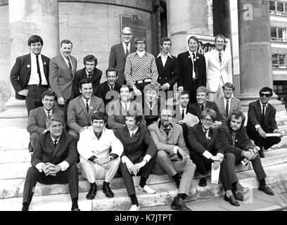 Foto muss Gutgeschrieben © Alpha Presse003 01/09/67 sein Line up von Radio 1 DJs auf die Schritte der Kirche All Souls auf Langham Place in West London. L-R hintere Reihe, Tony Blackburn, Jimmy Young, Kenny Everett, Duncan Johnson, Robin Scott, David Reiter, Dave Bargeld, Pete Brady und David Symonds. L-R Mittlere Reihe, Bob Holness, Terry Wogan, Barry Alldis, Mike Lennix, Keith Skues, Chris Denning, Johnny Moran und Pete Myers. L-R Front Row, Pete Murray, Ed Stewpot Stewart, Peter Drummond, Mike Raven, Mike Aherne und John Peel Stockfoto