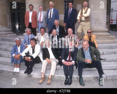 Foto muss Gutgeschrieben © Alpha werden Drücken Sie 027422 11/07/97 Line up von Radio 1 DJs Re-United auf die Schritte der Kirche All Souls auf Langham Place in West London. L-R hintere Reihe, Tony Blackburn, Jimmy Young, Robin Scott, Duncan, Dave Johnson Cash und Pete Brady. L-R Mittlere Reihe, Bob Holness, Terry Wogan, Keith Skues, Chris Denning und Pete Myers. L-R Front Row, Pete Murray, Ed Stewpot Stewart, Peter Drummond, Mike Aherne und John Peel Stockfoto