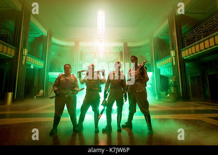 Foto muss Gutgeschrieben © Sony Pictures/von Alpha 070000 (2016) Die Ghostbusters Abby von Melissa McCarthy, Holtzmann - gespielt von Kate McKinnon, Erin gespielt von Kristen Wiig und Patty gespielt von Leslie Jones im Mercado Hotel Lobby spielte in dem Film Ghostbusters. Stockfoto